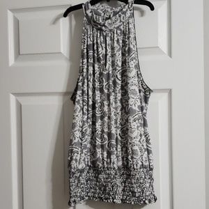 Sleeveless, black and white Tank